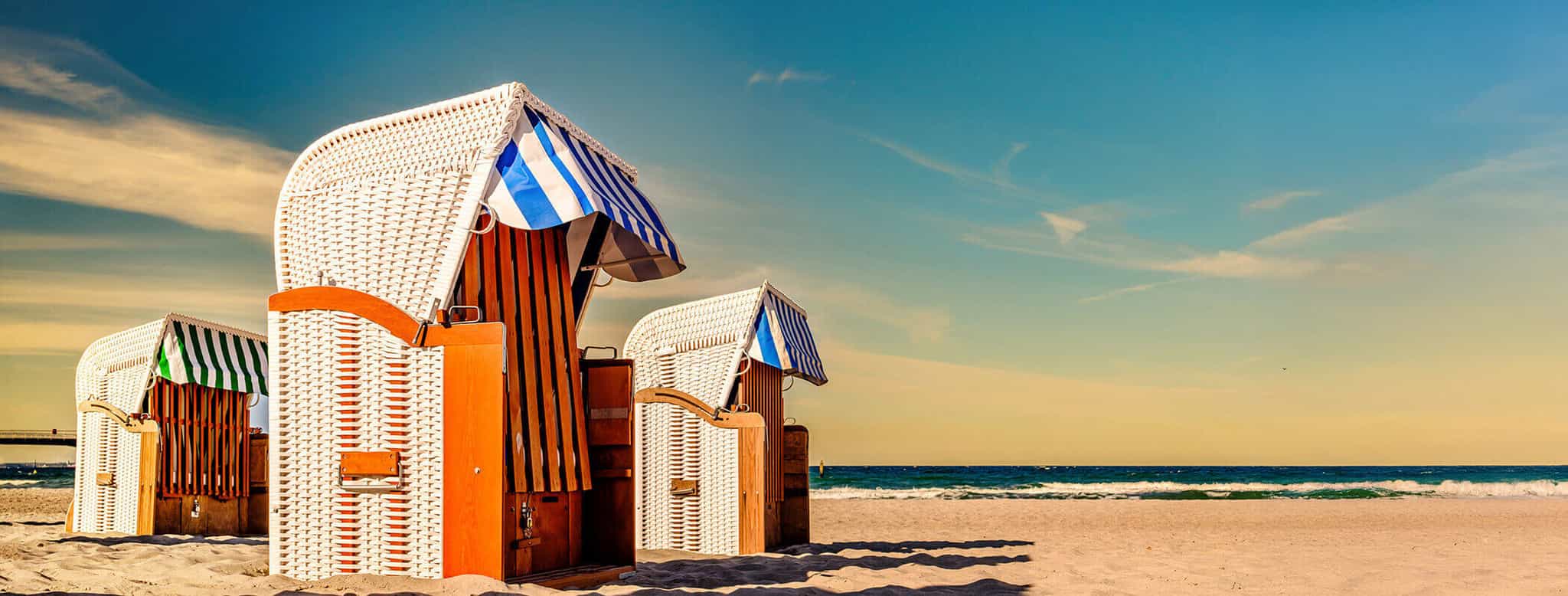 Weißer Strandkorb am Meer